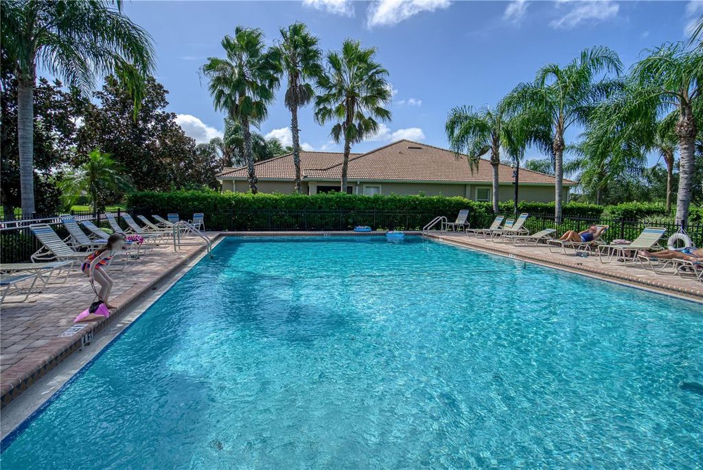 Image 25 of property listing at 819 FAIRWAYCOVE LANE 203, Bradenton, FL 34212