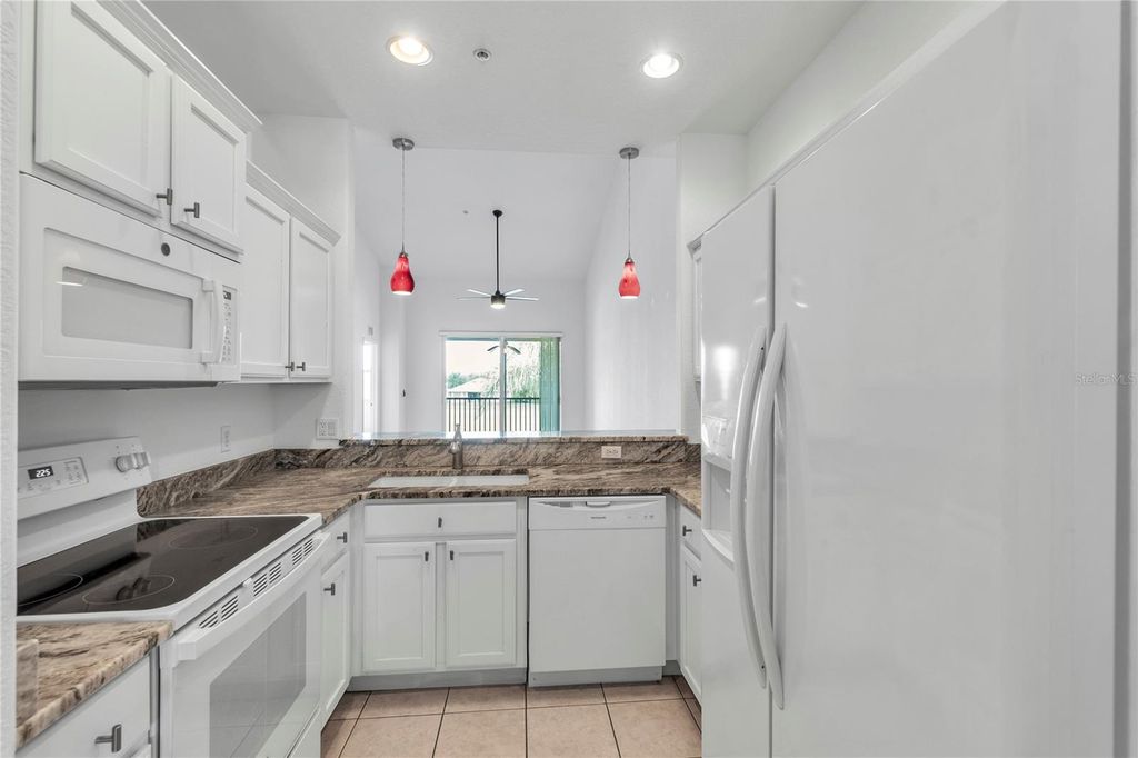 Image 27 of property listing at 819 FAIRWAYCOVE LANE 203, Bradenton, FL 34212