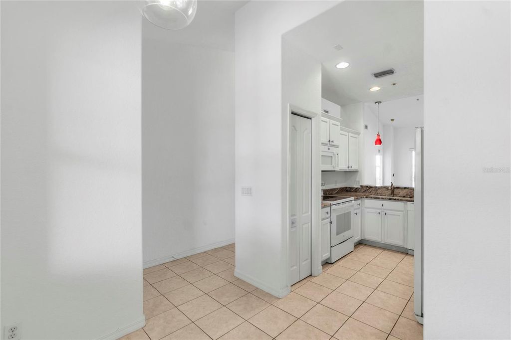 Image 30 of property listing at 819 FAIRWAYCOVE LANE 203, Bradenton, FL 34212