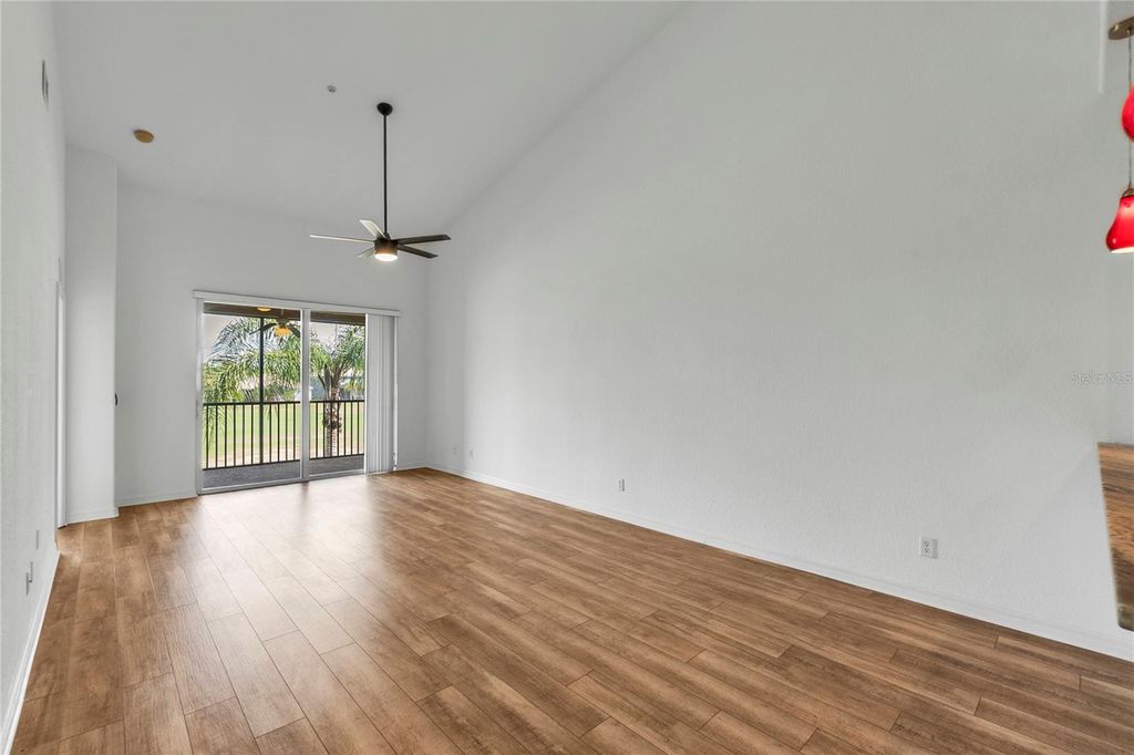 Image 32 of property listing at 819 FAIRWAYCOVE LANE 203, Bradenton, FL 34212