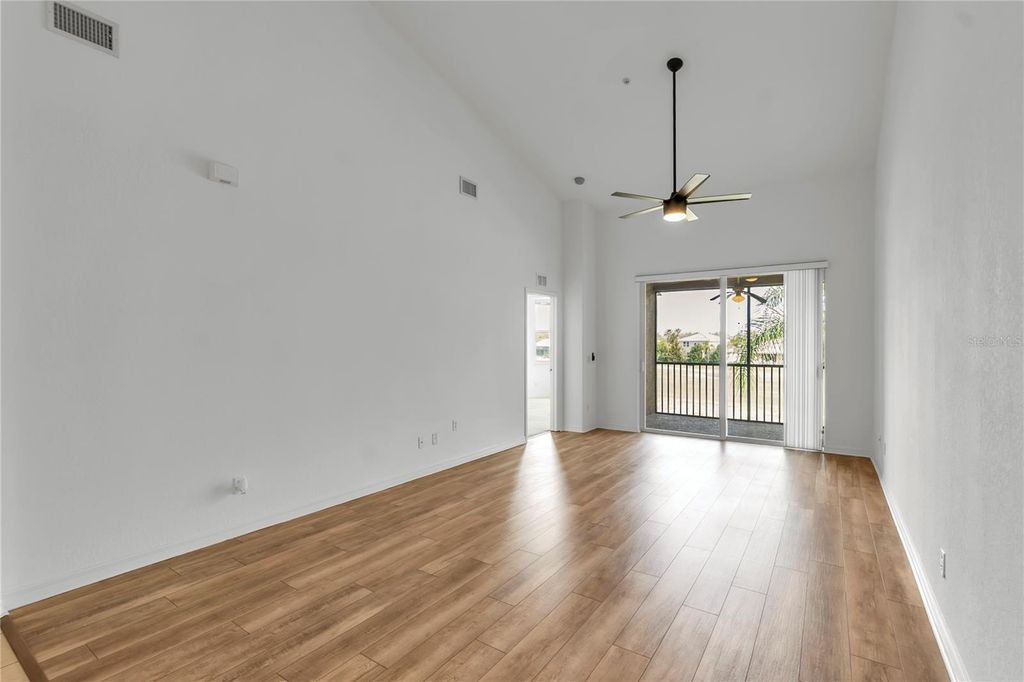 Image 33 of property listing at 819 FAIRWAYCOVE LANE 203, Bradenton, FL 34212
