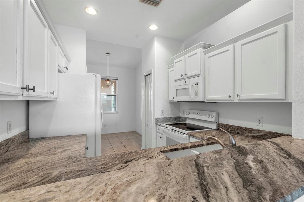 Image 45 of property listing at 819 FAIRWAYCOVE LANE 203, Bradenton, FL 34212