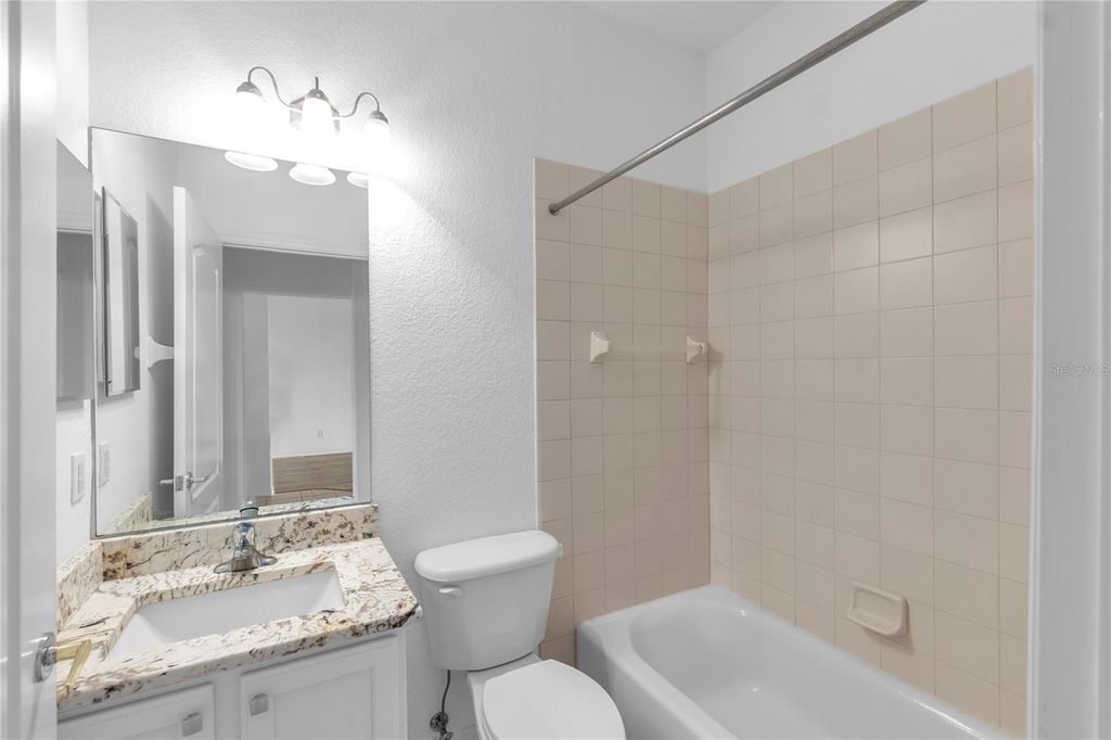 Image 46 of property listing at 819 FAIRWAYCOVE LANE 203, Bradenton, FL 34212