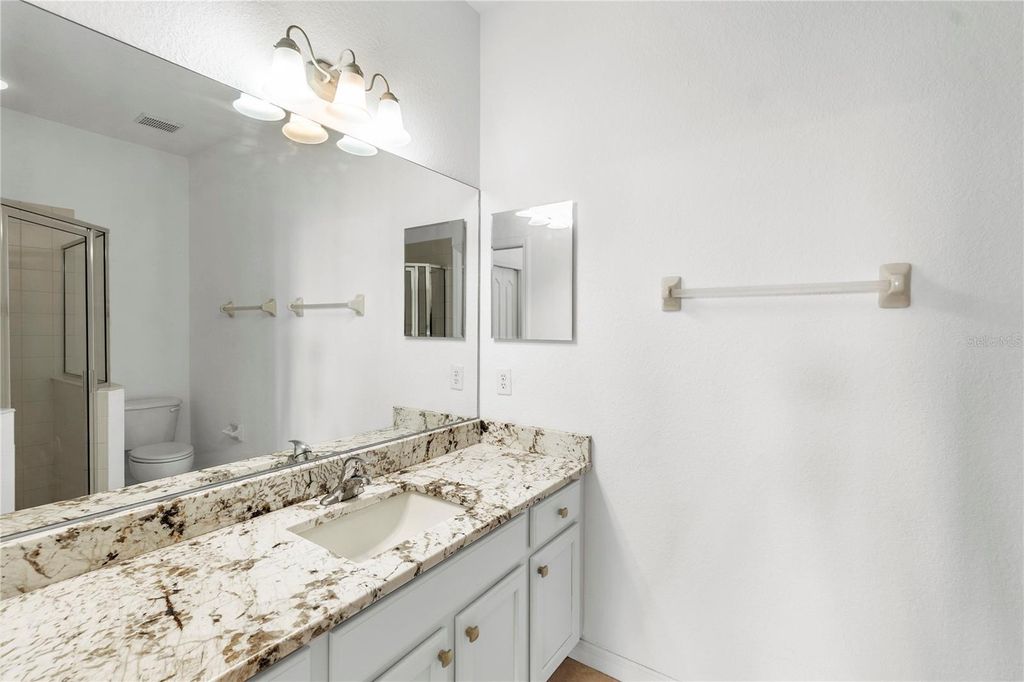 Image 7 of property listing at 819 FAIRWAYCOVE LANE 203, Bradenton, FL 34212