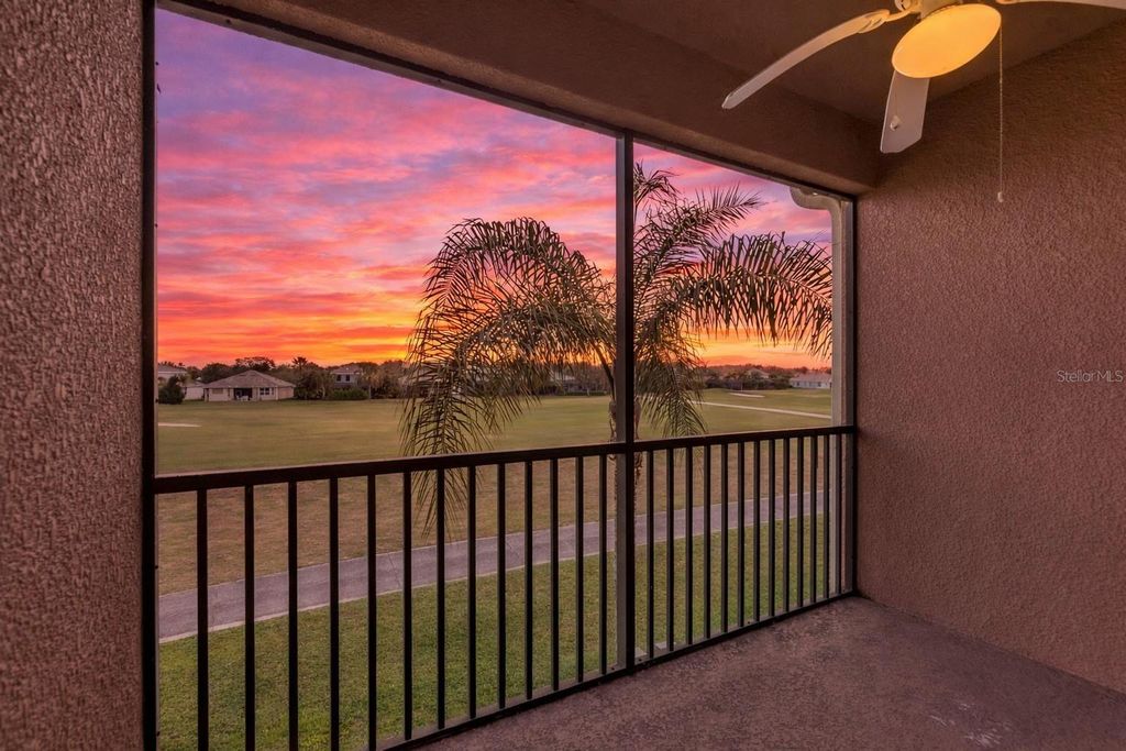Image 8 of property listing at 819 FAIRWAYCOVE LANE 203, Bradenton, FL 34212