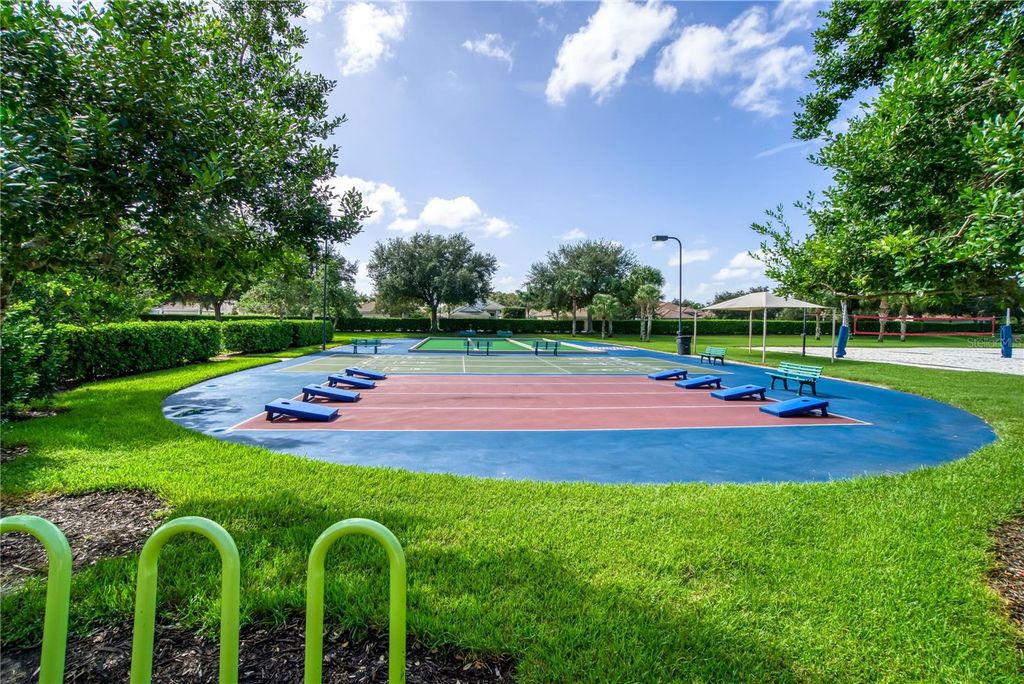 Image 9 of property listing at 819 FAIRWAYCOVE LANE 203, Bradenton, FL 34212