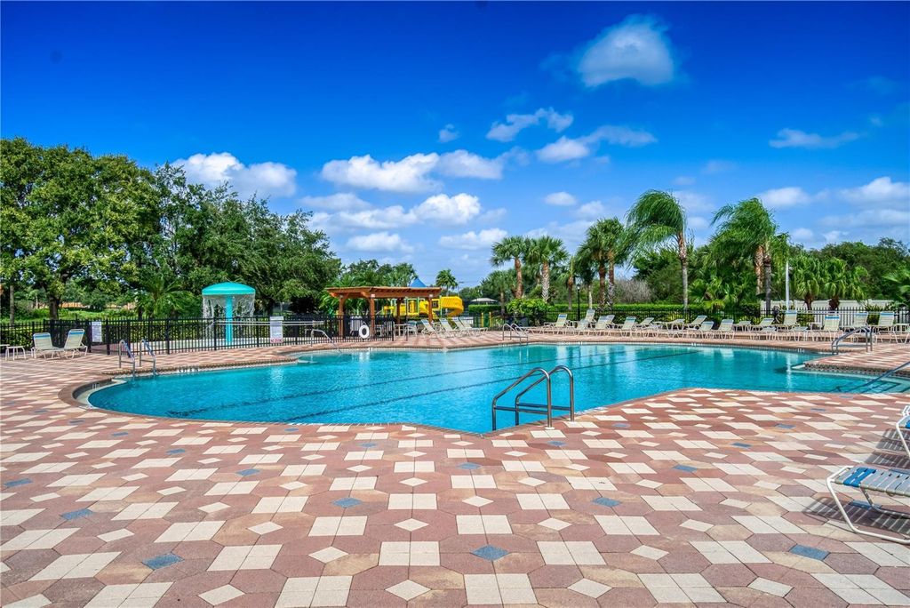 Image 10 of property listing at 819 FAIRWAYCOVE LANE 203, Bradenton, FL 34212