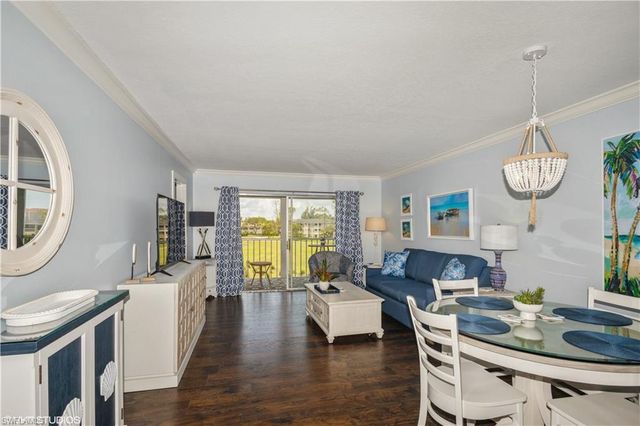 190 Turtle Lake CT # 311, Naples, FL 34105