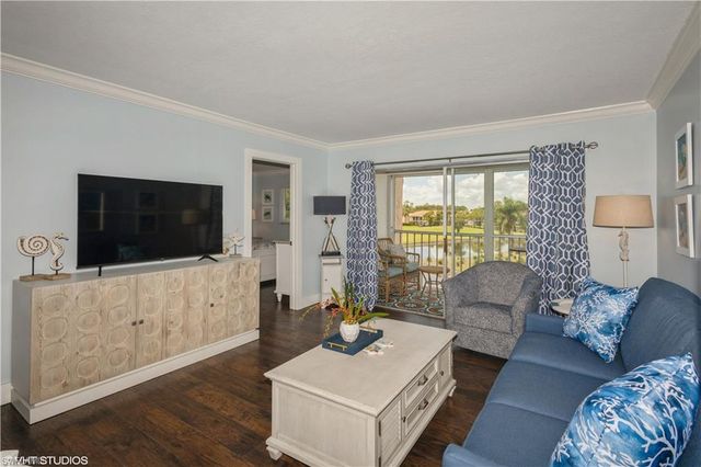 190 Turtle Lake CT # 311, Naples, FL 34105