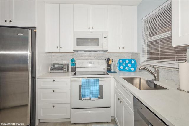 190 Turtle Lake CT # 311, Naples, FL 34105