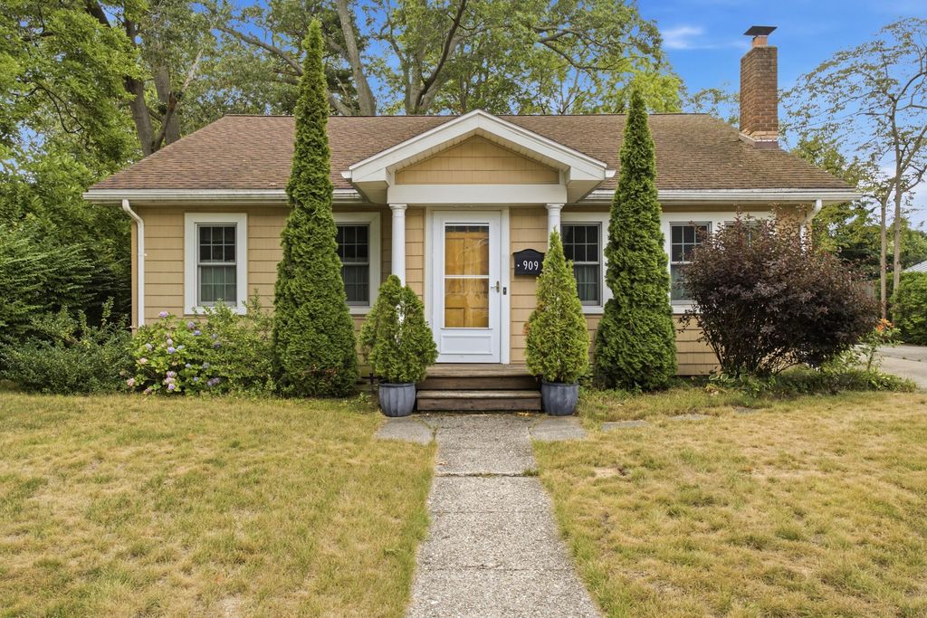 909 Moulton Avenue, North Muskegon City, MI 49445
