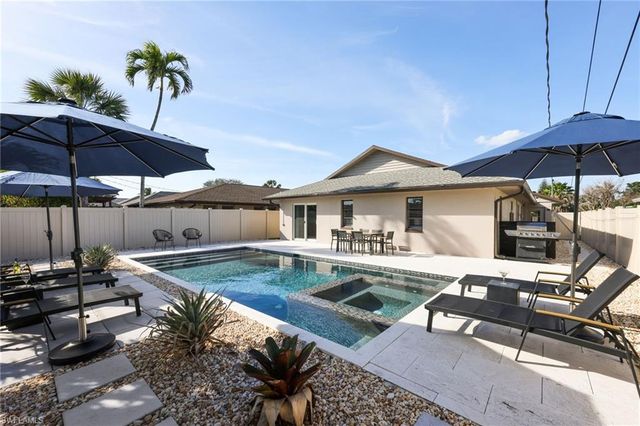 648 96th AVE N, Naples, FL 34108