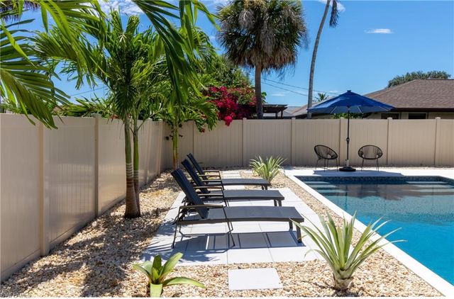 648 96th AVE N, Naples, FL 34108