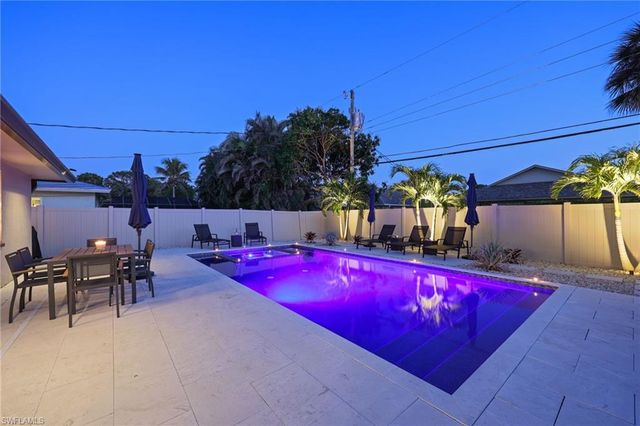 648 96th AVE N, Naples, FL 34108