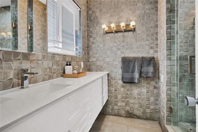 820 W 43rd Ct, Miami Beach, FL 33140