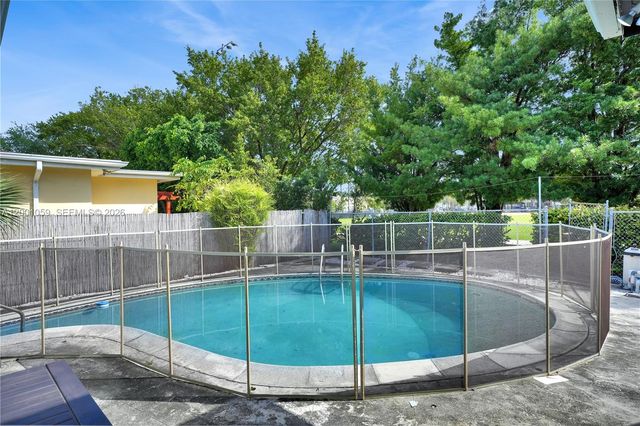 820 W 43rd Ct, Miami Beach, FL 33140