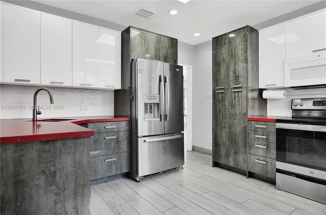 820 W 43rd Ct, Miami Beach, FL 33140