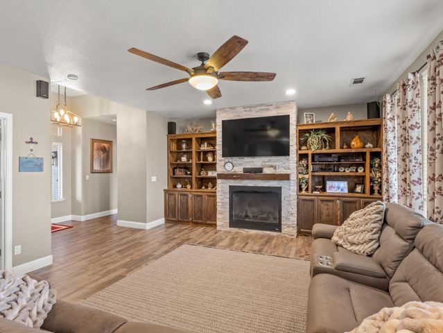 4644 N Smyrna Avenue, Sanger, CA 93657