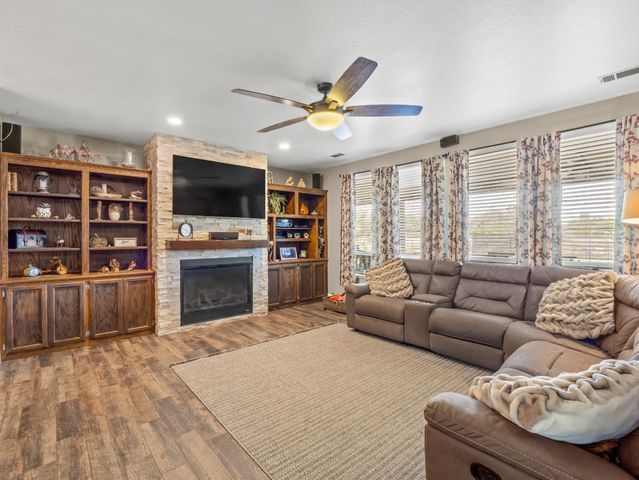 4644 N Smyrna Avenue, Sanger, CA 93657