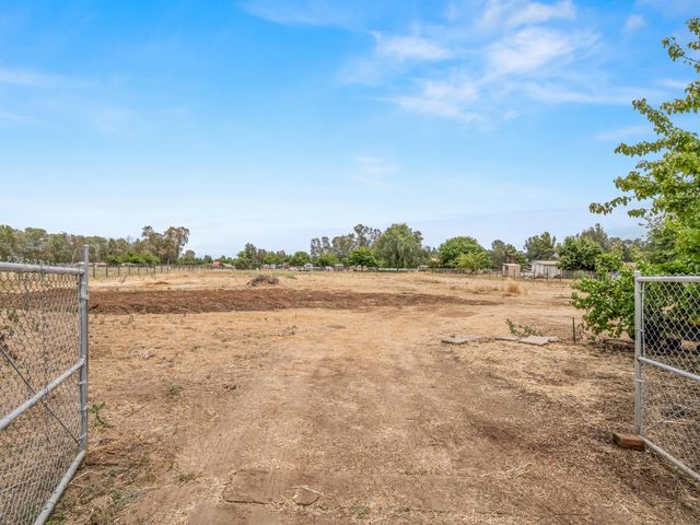 4644 N Smyrna Avenue, Sanger, CA 93657