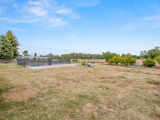 4644 N Smyrna Avenue, Sanger, CA 93657