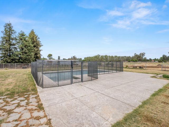 4644 N Smyrna Avenue, Sanger, CA 93657