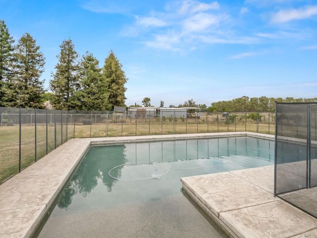 4644 N Smyrna Avenue, Sanger, CA 93657