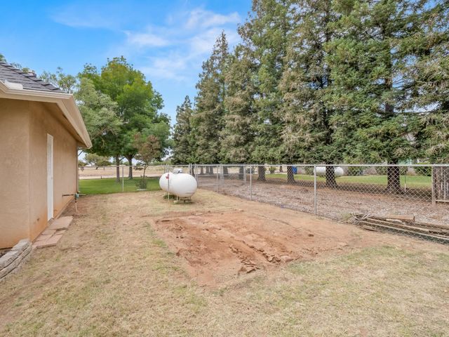 4644 N Smyrna Avenue, Sanger, CA 93657