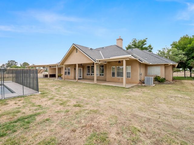4644 N Smyrna Avenue, Sanger, CA 93657