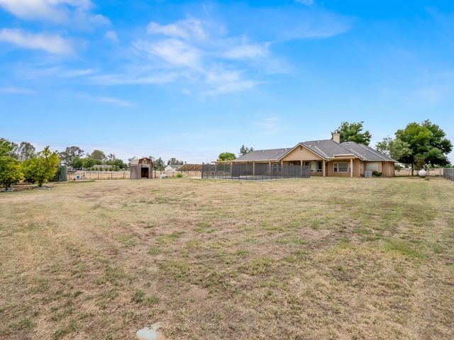 4644 N Smyrna Avenue, Sanger, CA 93657