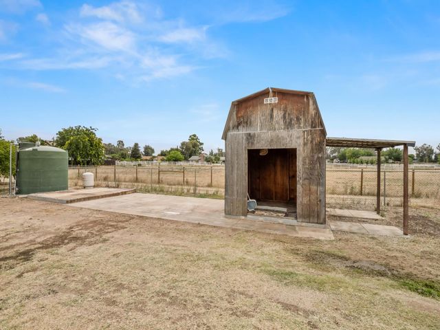 4644 N Smyrna Avenue, Sanger, CA 93657