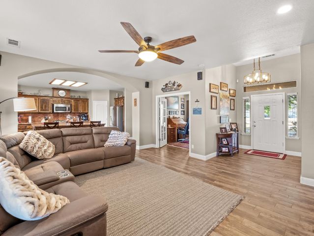 4644 N Smyrna Avenue, Sanger, CA 93657
