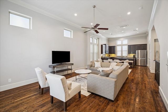 2048 Fannin Station S, Houston, TX 77045
