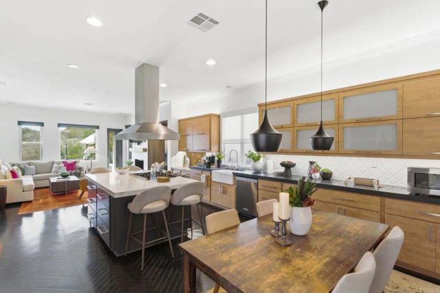 4046 Lago Di Grata Cir, San Diego, CA 92130