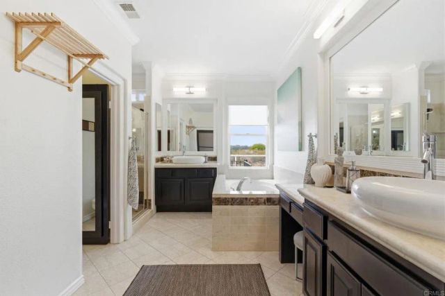 4046 Lago Di Grata Cir, San Diego, CA 92130