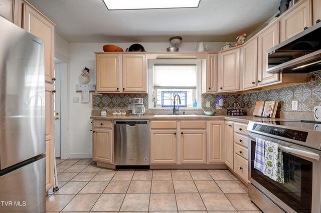 413 West D Street, Elizabethton, TN 37643