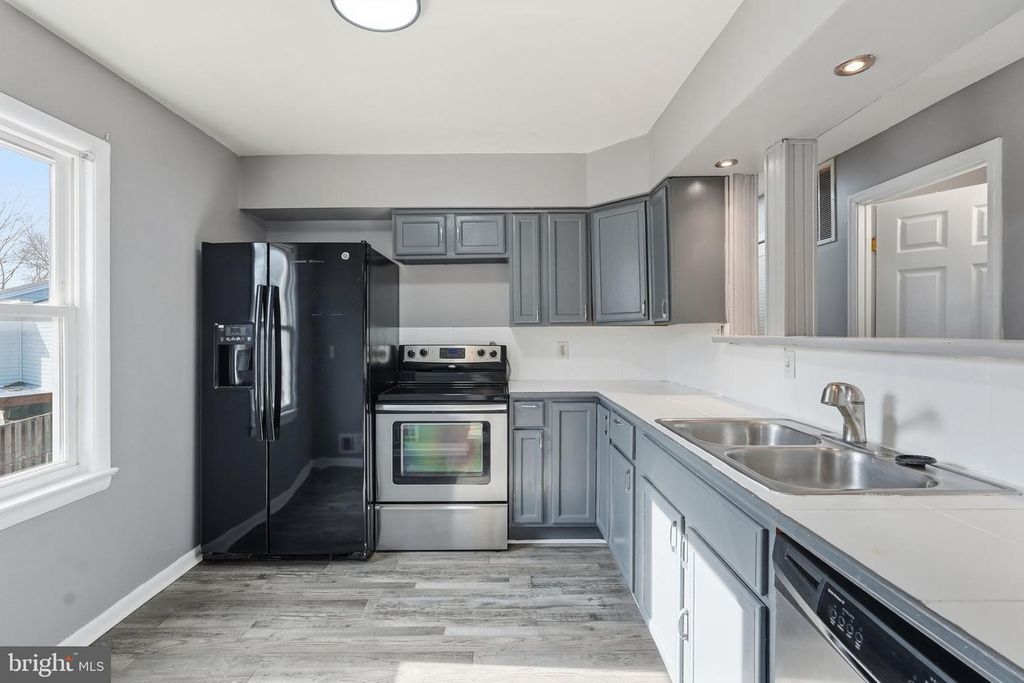 Image 7 of property listing at 13001 WINDBROOK DR, Clinton, MD 20735