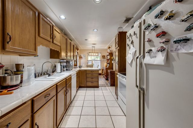 404 Honeysuckle Drive, Cleburne, TX 76033
