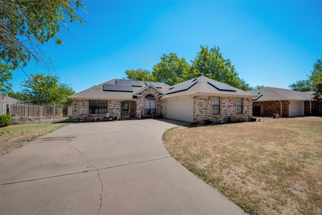 404 Honeysuckle Drive, Cleburne, TX 76033