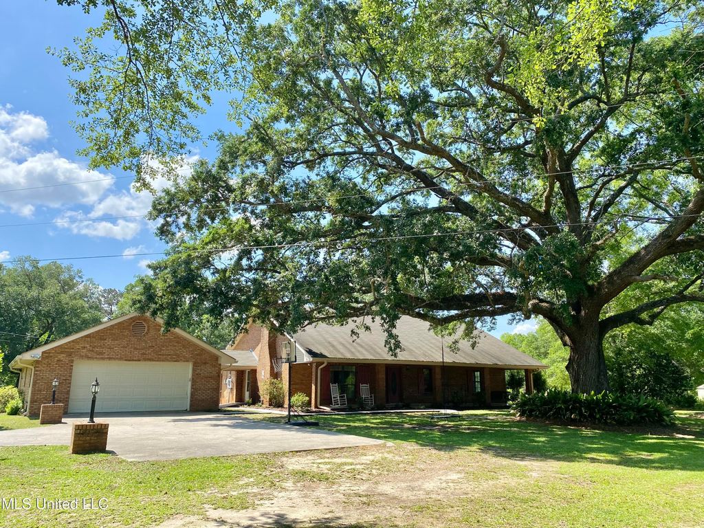 104 Baucum Road, Carriere, MS 39426