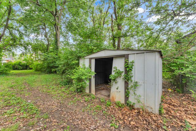 1439 S Luster Avenue, Springfield, MO 65804