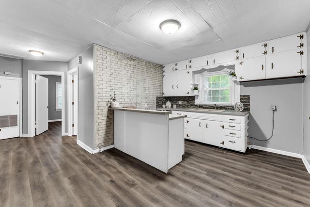 1439 S Luster Avenue, Springfield, MO 65804