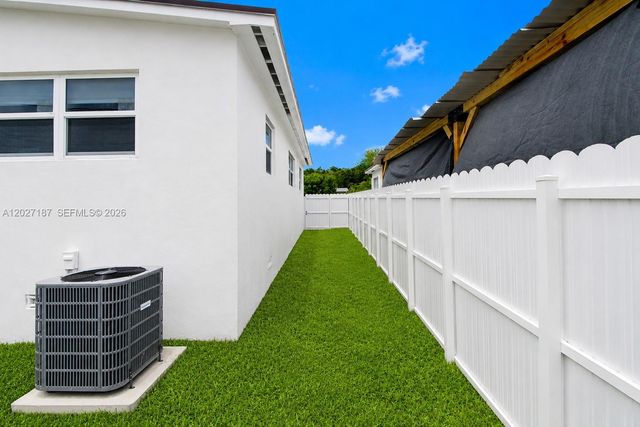 6748 SW 38th St, Miami, FL 33155