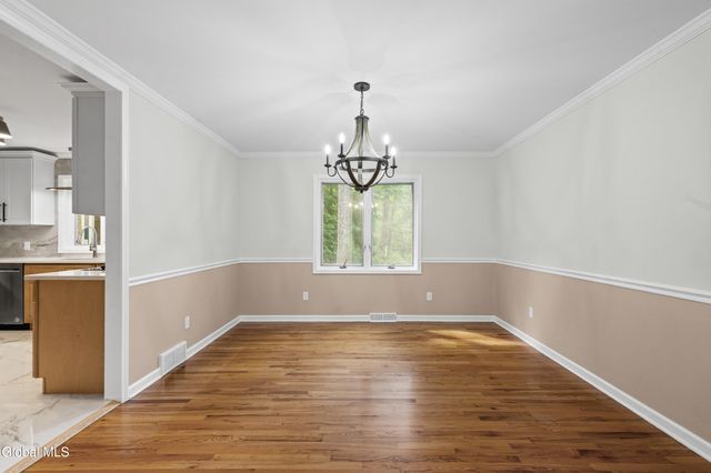 34 Oaktree Lane, Colonie, NY 12309
