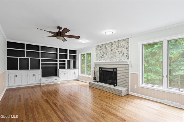 34 Oaktree Lane, Colonie, NY 12309