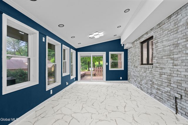 34 Oaktree Lane, Colonie, NY 12309