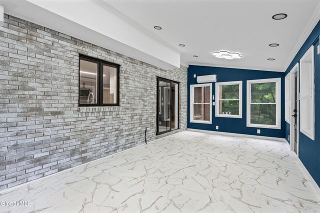 34 Oaktree Lane, Colonie, NY 12309