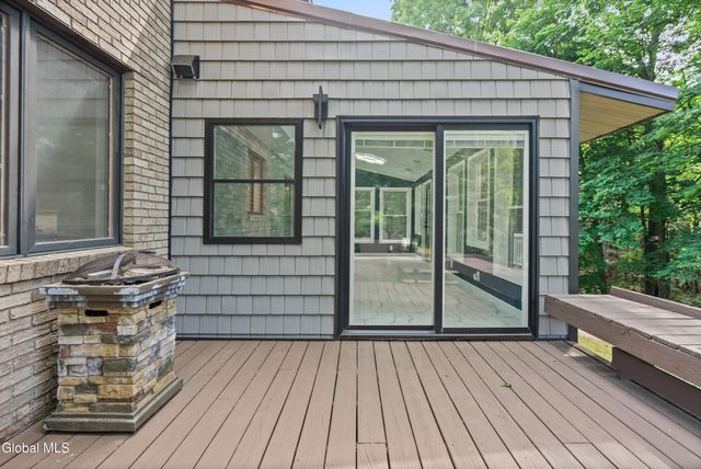 34 Oaktree Lane, Colonie, NY 12309