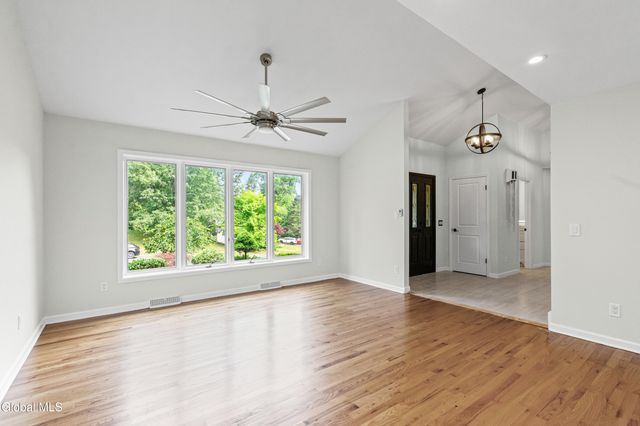 34 Oaktree Lane, Colonie, NY 12309