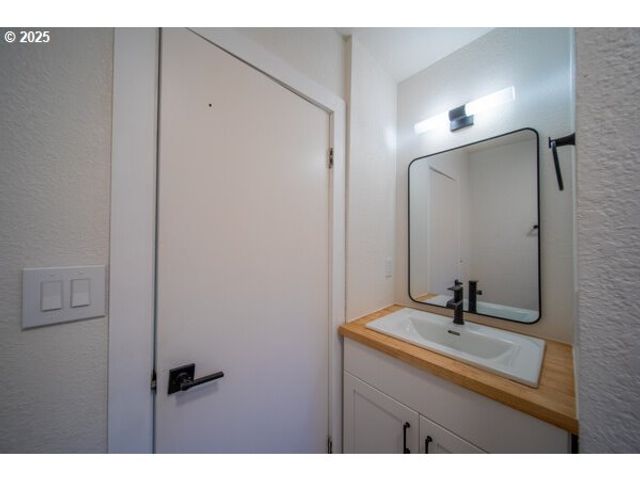 428 ELM Ave, Reedsport, OR 97467